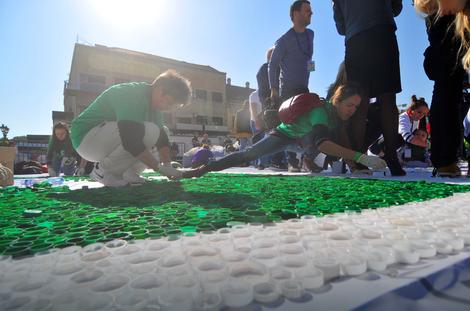 NOVOSAĐANI JURE GINISOV REKORD Čak 300 volontera pravi ogromni mozaik, a razlog je human
