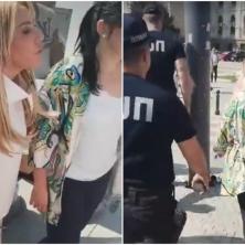 NOŽEM NA MLADOST SRBIJE: Poslanica Mikija Aleksića izvadila nož na studente u Pionirskom parku (VIDEO)