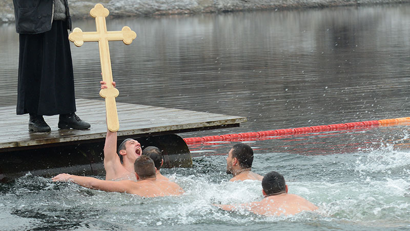 Na Borskom jezeru plivanje za časni krst