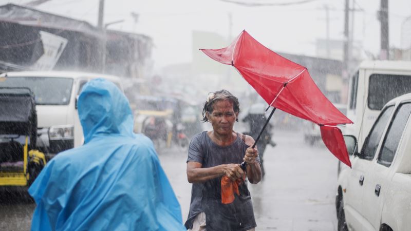 Na Filipinima hiljade ljudi se sklanjaju pred tajfunom