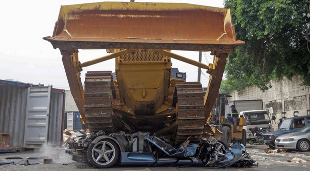 Na Filipinima i dalje uništavaju zaplenjene automobile, među njima i Ferrari 360 Spider