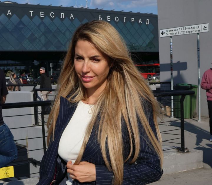 Na Instagramu uvek perfektna, a ovako izgleda kad je uslikaju paparaci: Pogledajte kako Biljani Tipsarević stoje helanke FOTO
