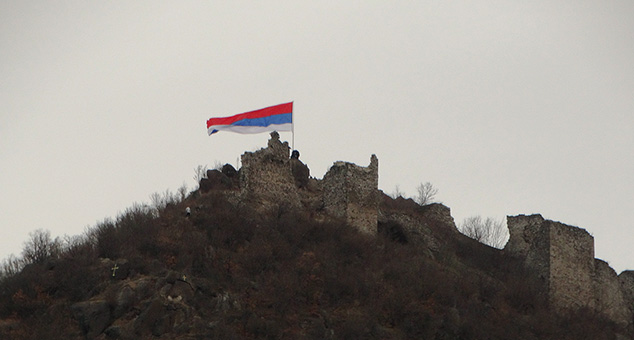Na Zvečan vraćena srpska zastava (VIDEO)