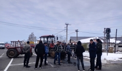 Na blokadu puta u Ravnom Gaju došlo i oko 100 proizvodjača iz Mačve i Kruševca