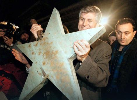 Na današnji dan pre 20 godina je SKINUTA ZVEZDA PETOKRAKA, a Beograd je dobio prvog demokratski izabranog gradonačelnika