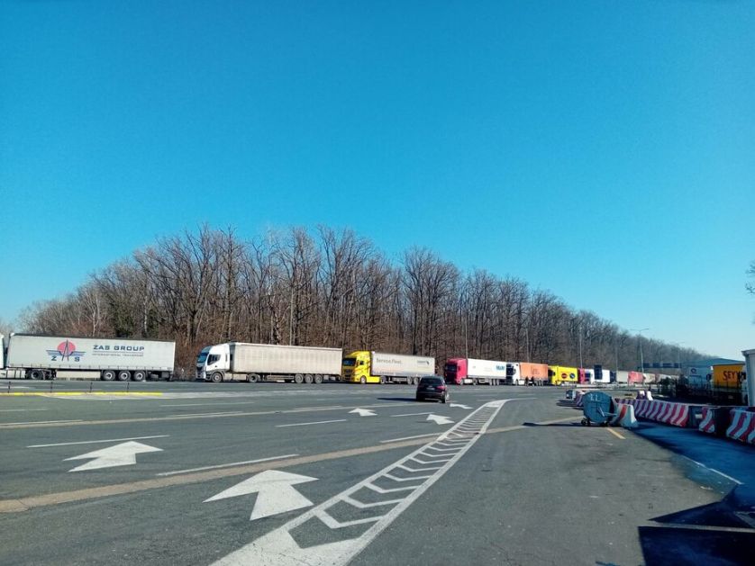 Na graničnim prelazima na izlazu iz Srbije teretna vozila čekaju do dva sata