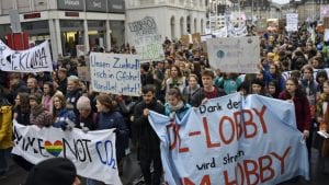 Na hiljade na protestu u Amsterdamu zbog klimatskih promena