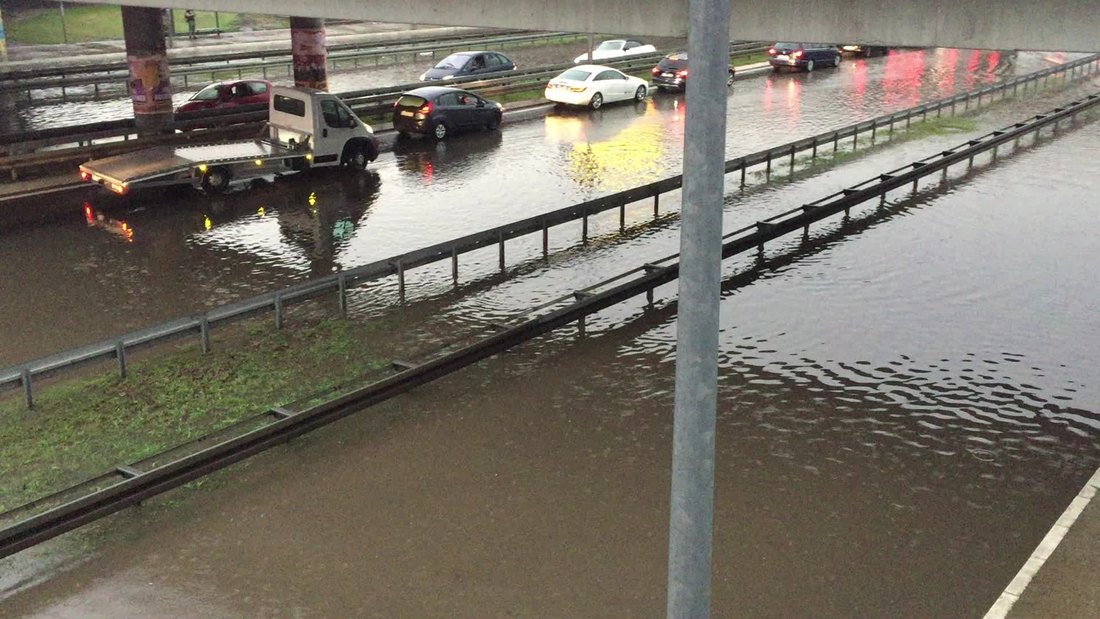 Na jedom delu auto-put na Novom Beogradu poplavljen