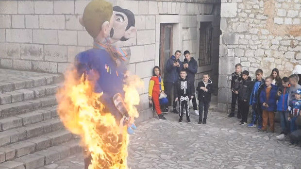 Na karnevalu u Imotskom spaljene lutke istopolnog para sa detetom