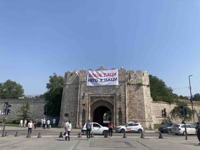 Na niškoj Tvrđavi postavljen, pa skinut transparent „Bolje ćaci nego naci“ sa kukastim krstom