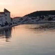 Na obali baka naoružana vodi borbu: U poznatom turističkom mestu primećena ajkula - snimak kruži društvenim mrežama (VIDEO)