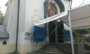 Na pravoslavnoj crkvi u Pragu ćirilicom ispisane skandalozne poruke (FOTO)