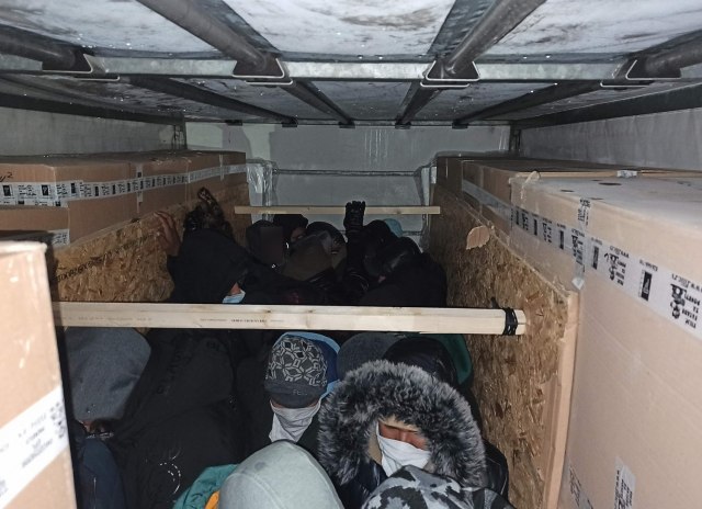 Na prelazu Bački Breg pronađena 24 migranta sakrivena u kamionu FOTO