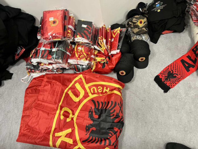 Na prelazu Merdare uhapšen muškarac zbog zastave za oznakom UČK