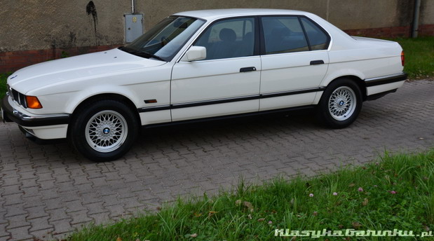 Na prodaju BMW 740i koji je u salonu proveo 23 godine