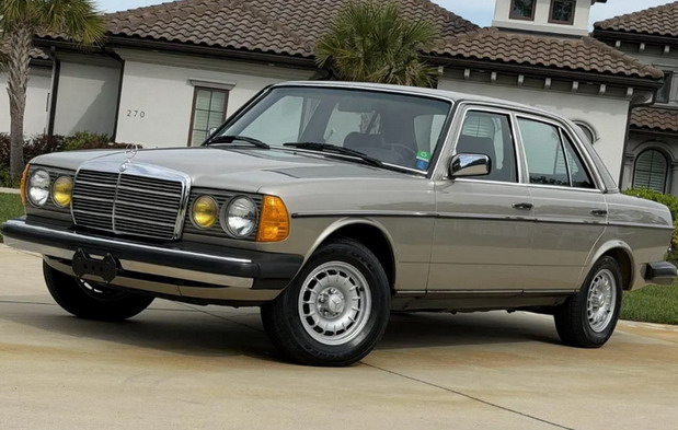 Na prodaju Mercedes-Benz W123 300D Turbo iz 1985. koji je prešao samo 29.000 km