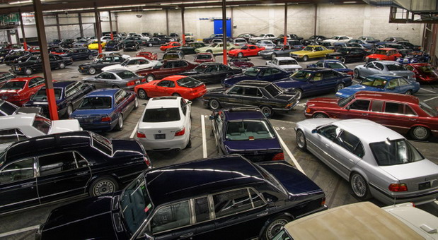 Na prodaju kolekcija snova od 140 automobila, a u ponudi su 34 Mercedesa, 27 BMW-a, 11 Bentleya...
