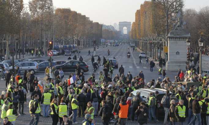 Na protestima u Parizu jedna žena poginula, 227 povređeno