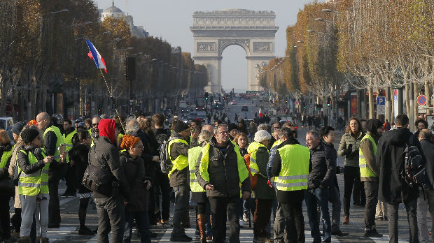 Na protestima u Parizu stradala žena, 47 povređeno