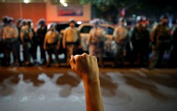 
					Na protestima u SAD uhapšeno najmanje 5.600 demonstranata 
					
									
