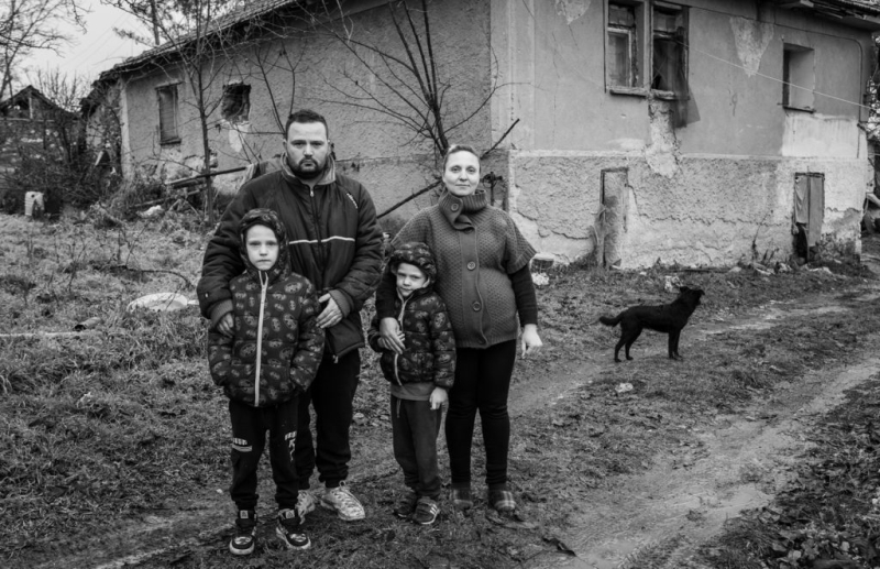 Na samoj granici, bez struje i krova: odrastanje Aleksandra, Relje i tek rođene Emilije