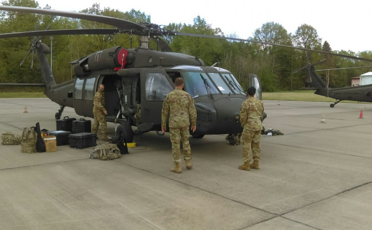 Na tuzlanski aerodrom sletjeli prvi američki vojni helikopteri