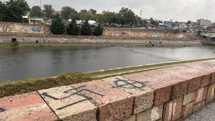Nacistički simboli iscrtani na keju u centru Niša