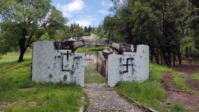 Nacistički simboli ponovo iscrtani na Partizanskom spomen-groblju u Mostaru