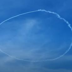 Nacrtao je avionom krug na nebu - ali to je samo POČETAK! Usledila je MAJSTORIJA za PAMĆENJE! (VIDEO)
