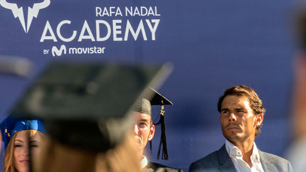 Nadal na svojoj akademiji pokazuje deci snimke Đokovića i Federera