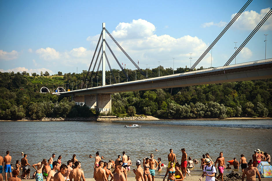 Nađena mrtva žena,telo upetljano u lance bova na Dunavu