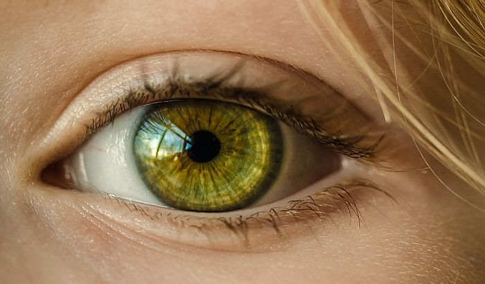 Nađeno 27 kontaktnih sočiva u oku pacijentkinje