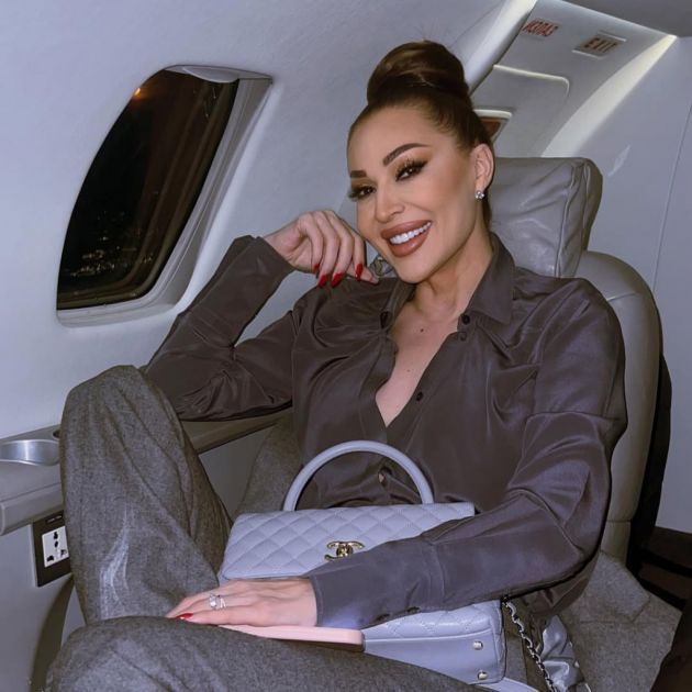 Naglašava struk i ističe obline, a boja je pun pogodak: Ceca u pripijenoj haljini koja joj stoji kao salivena (FOTO)