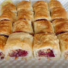 Najbolja VOĆNA BAKLAVA za tople dane – od samo 5 sastojaka! Puna keksa, lešnika i voća po izboru – brza letnja poslastica koju svi obožavaju
