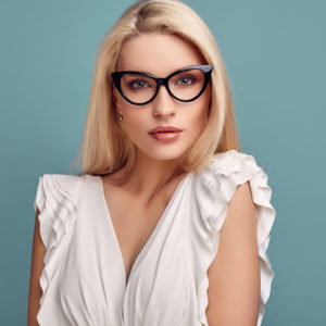 Najbolja šminka za naočare: 5 saveta profesionalnih šminkera koji prosto menjaju igru!