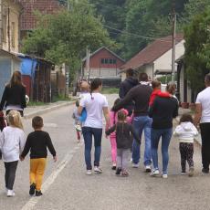 Najlepša slika srpskog sela: U Gornjim Banjanima svaka kuća ima troje i više dece, pune njive i školu (FOTO)