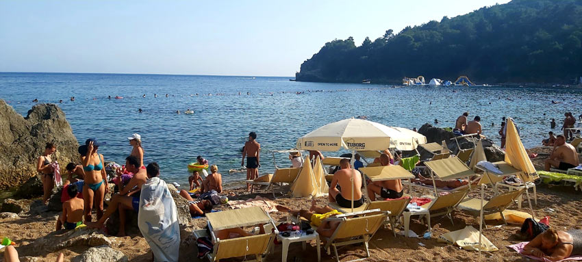 Najlepša tajna plaža Crne Gore pretvorena u mravinjak, cena ležaljke ‘prava sitnica’