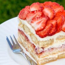 Najlepša torta sa JAGODAMA i piškotama gotova za 20 minuta - Kremasti san od samo 5 sastojaka koji se ne peče, a nestaje sa stola u sekundi