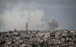 
					Najmanje 11 mrtvih u bombardovanju pobunjeničkog uporišta u Siriji 
					
									