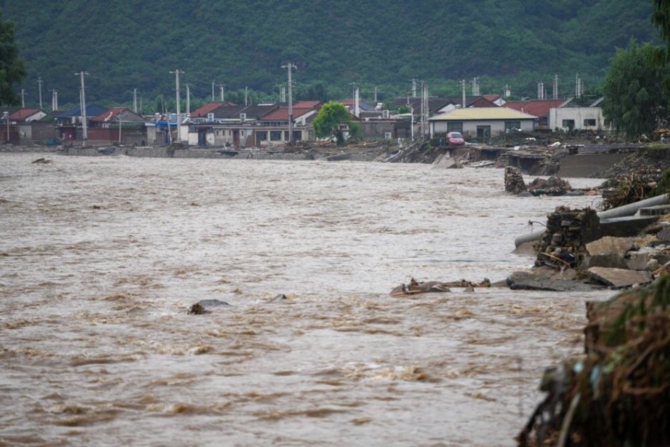 Najmanje 12 osoba poginulo u poplavama u kampu na severu Kine