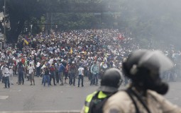 
					Najmanje 12 poginulo u demonstracijama u Venecueli 
					
									