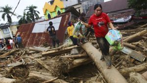 Najmanje 16 osoba poginulo, za 23 se traga u poplavama u Indoneziji