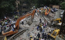 
					Najmanje 17 mrtvih u urušenoj zgradi u Mumbaju 
					
									