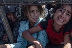 Najmanje 26 mrtvih u izraleskom napadu blizu centra za pomoć u Gazi: spasioci