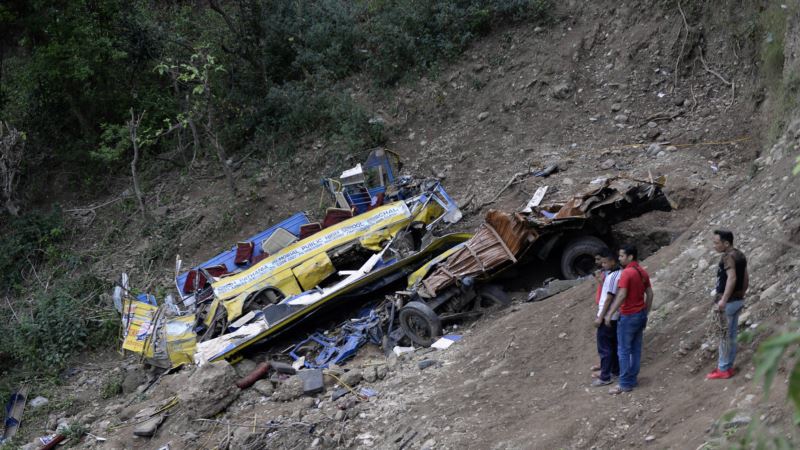 Najmanje 30 mrtvih u Indiji u padu prepunog autobusa u klisuru
