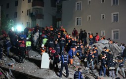 
					Najmanje dve osobe poginule u rušenju sedmospratnice u Istanbulu 
					
									