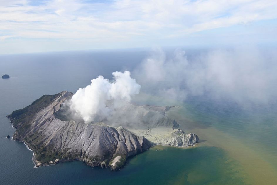 Vulkan na Novom Zelandu još aktivan, petoro poginulo, strahuje se da je broj žrtava veći (VIDEO)