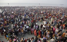 
					Najmanje šest mrtvih u stampedu na festivalu u Indiji 
					
									