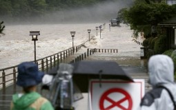 
					Najmanje troje mrtvo, više nestalo u poplavama u Japanu 
					
									