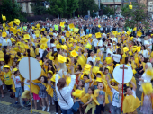 Najmlađi maturanti u Vranju prošli gradom: Pesma i igra na sve strane (FOTO)
